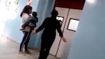 La madre y la hermana del niño agredieron a la maestra frente a los alumnos.