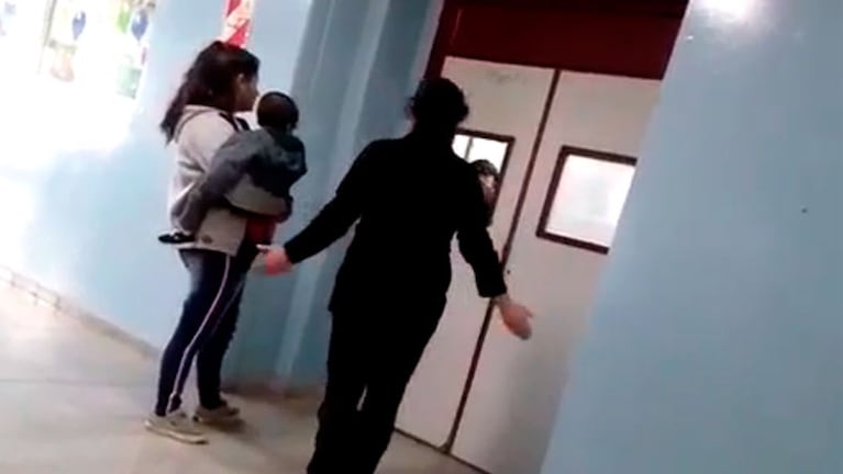 La madre y la hermana del niño agredieron a la maestra frente a los alumnos.