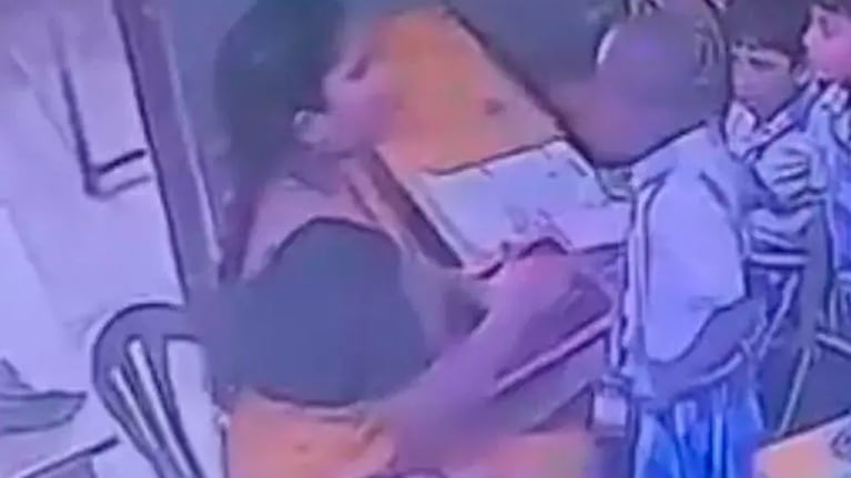 La maestra le pegó al niño.