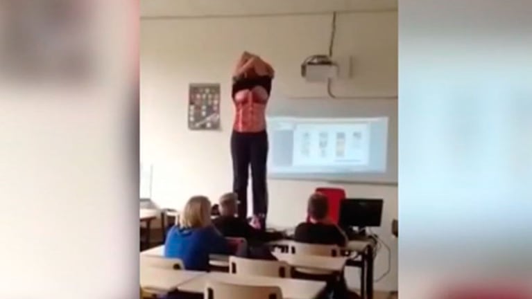 La maestra sorprendió con su método para dar clases.