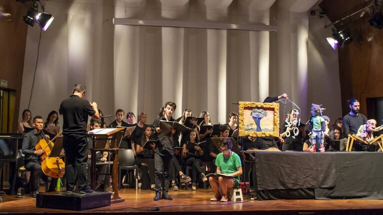 La magia del coro y los títeres se une para una propuesta imperdible.