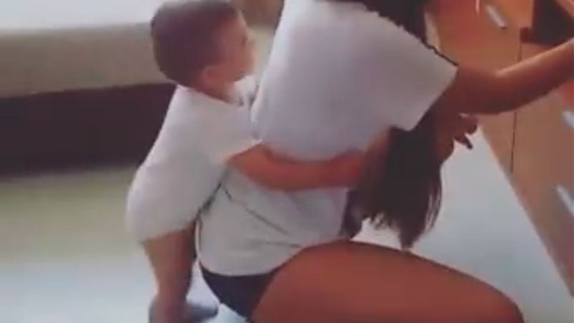 La mamá bailó twerking, su hijo se sumó y se armó el debate.