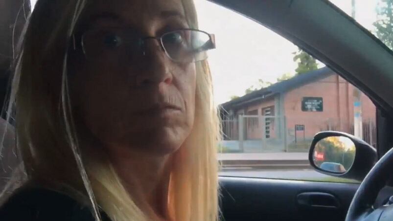 La mamá de Francisco se vuelve loca en el auto. 