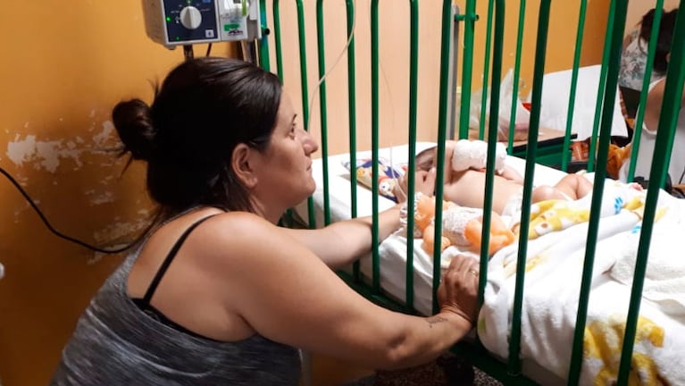 La mamá junto a su beba internada en el Hospital de Niños.