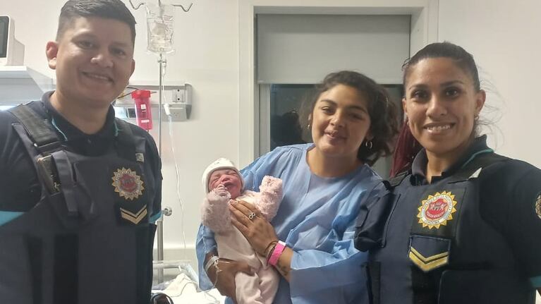 La mamá y la niña junto a los policías en la Maternidad Provincial.