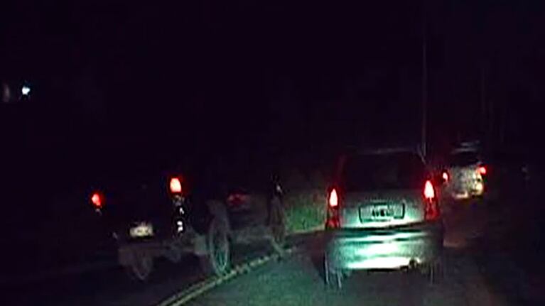 La maniobra quedó filmada en la cámara de un auto.