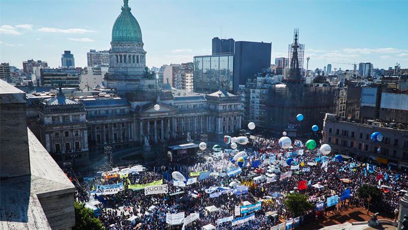 La marcha de los gremios, piqueteros y movimientos sociales en el Congreso.