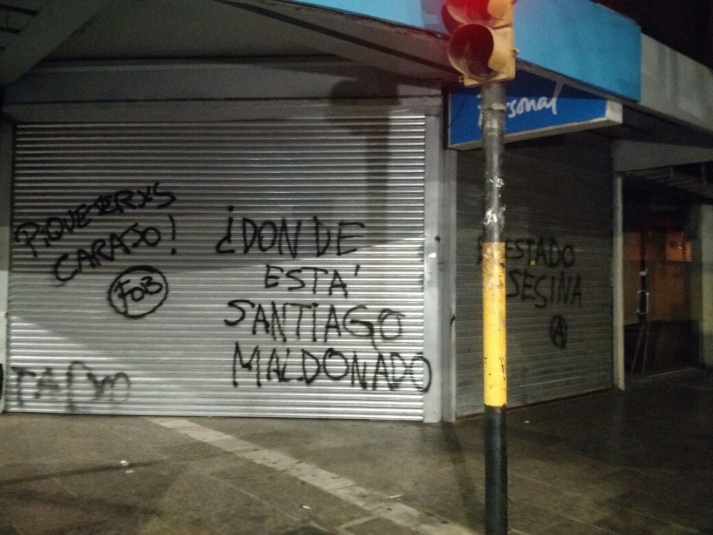 La marcha dejó destrozos y pintadas en comercios e iglesias del centro.