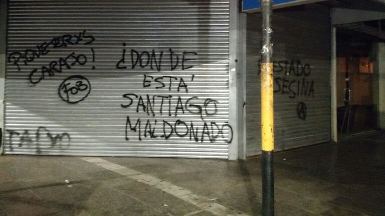 La marcha dejó destrozos y pintadas en comercios e iglesias del centro.