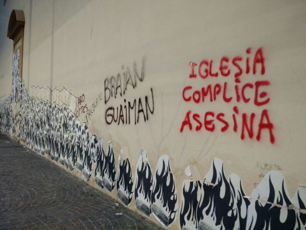 La marcha dejó destrozos y pintadas en comercios e iglesias del centro.