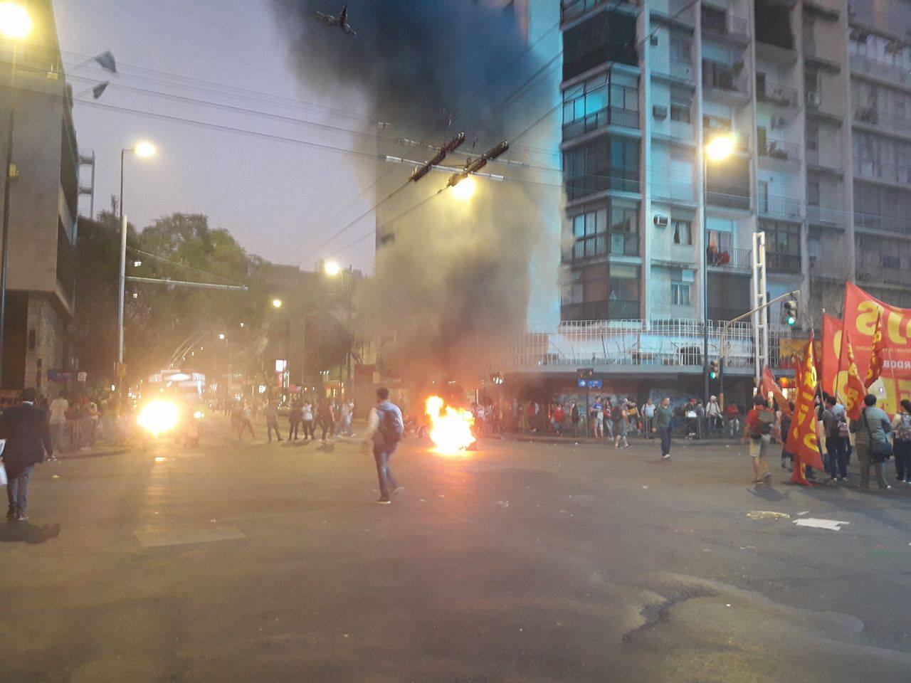 La marcha dejó destrozos y pintadas en comercios e iglesias del centro.