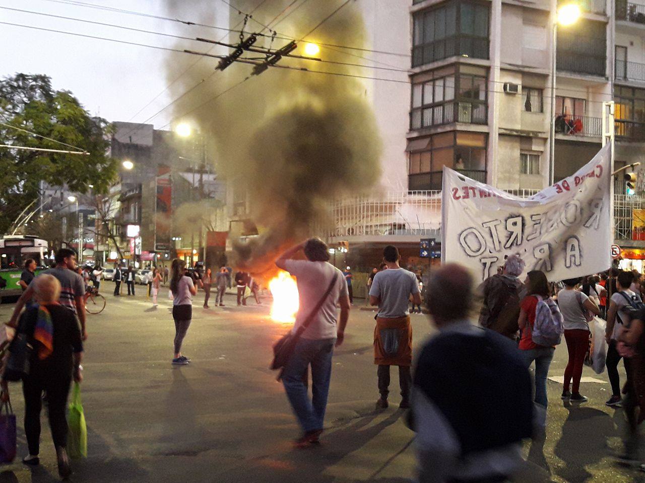 La marcha dejó destrozos y pintadas en comercios e iglesias del centro.