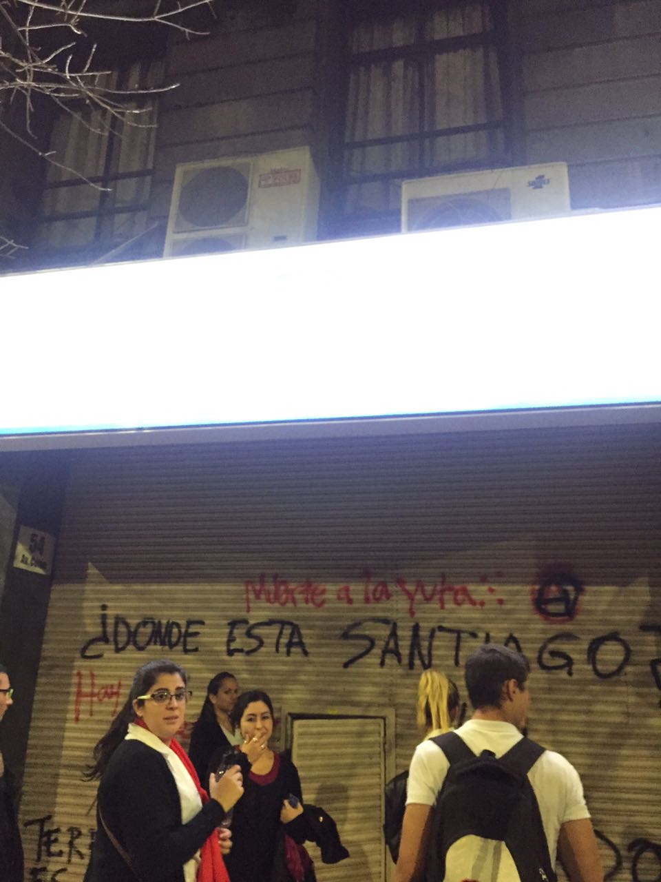 La marcha dejó destrozos y pintadas en comercios e iglesias del centro.