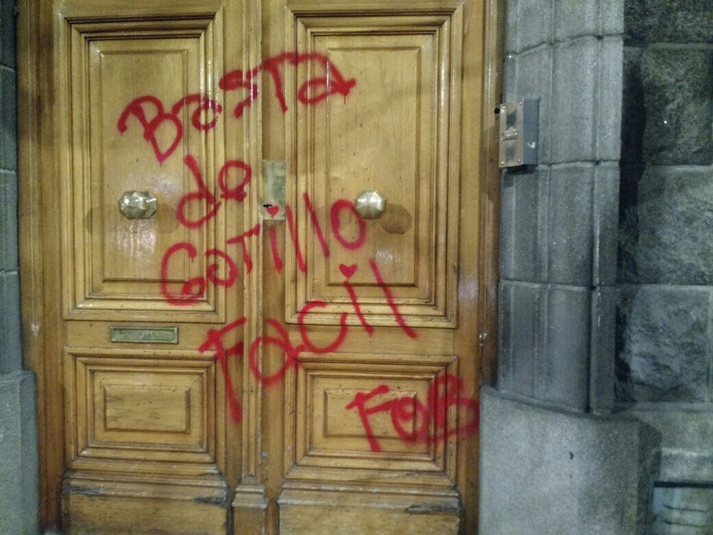 La marcha dejó destrozos y pintadas en comercios e iglesias del centro.