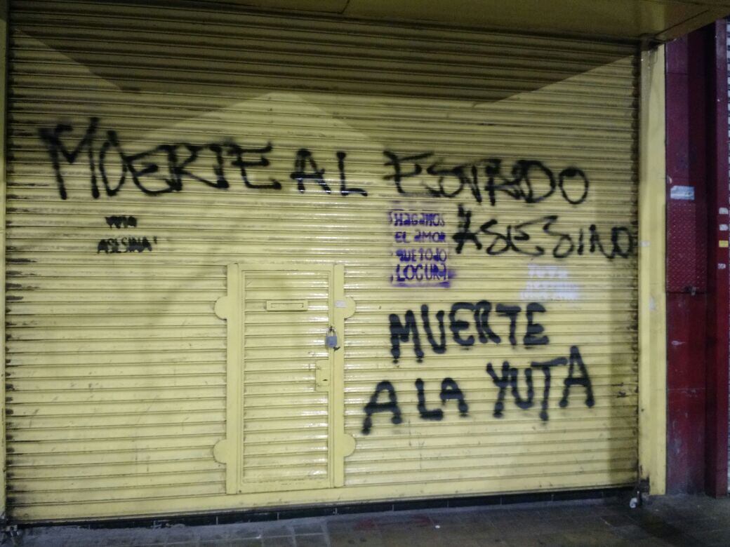 La marcha dejó destrozos y pintadas en comercios e iglesias del centro.