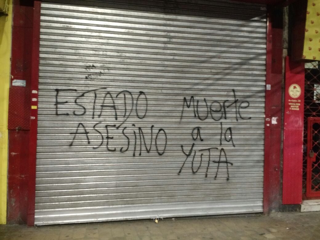 La marcha dejó destrozos y pintadas en comercios e iglesias del centro.