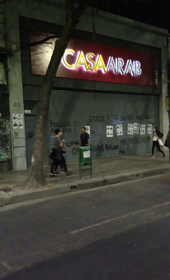 La marcha dejó destrozos y pintadas en comercios e iglesias del centro.