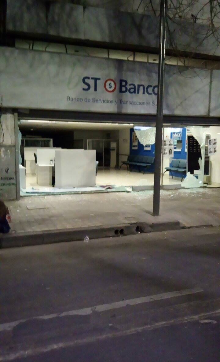 La marcha dejó destrozos y pintadas en comercios e iglesias del centro.