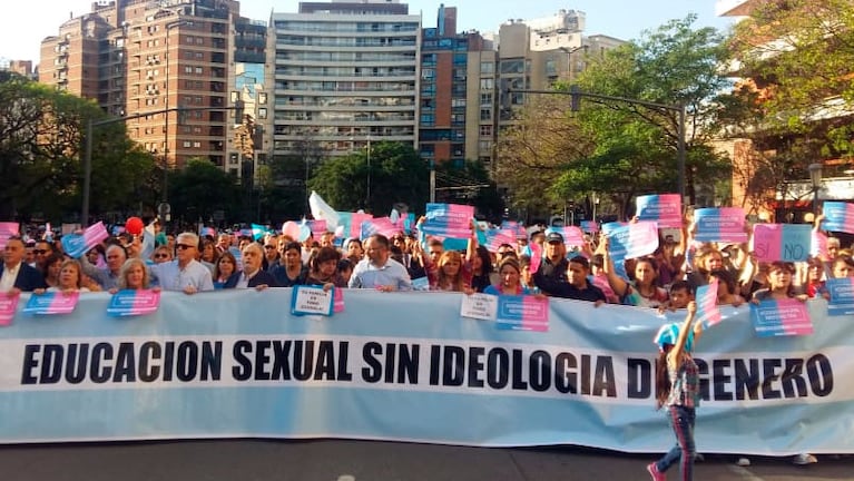 La marcha federal contra la igualdad de género se realiza en varias ciudades del país.