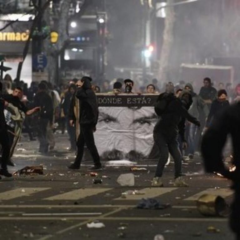 La marcha: hubo destrozos y pintadas en la Plaza de Mayo