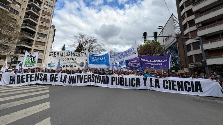 La Marcha Universitaria tuvo su masiva réplica en Córdoba. (Josefina Lescano/El Doce)