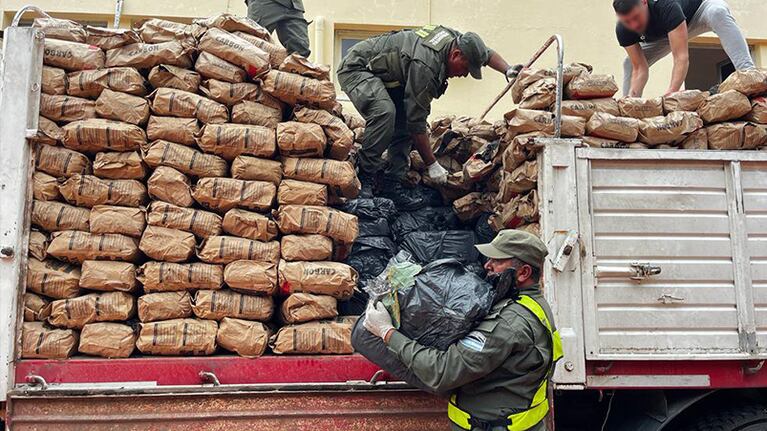 La marihuana estaba debajo de una carga de carbón.