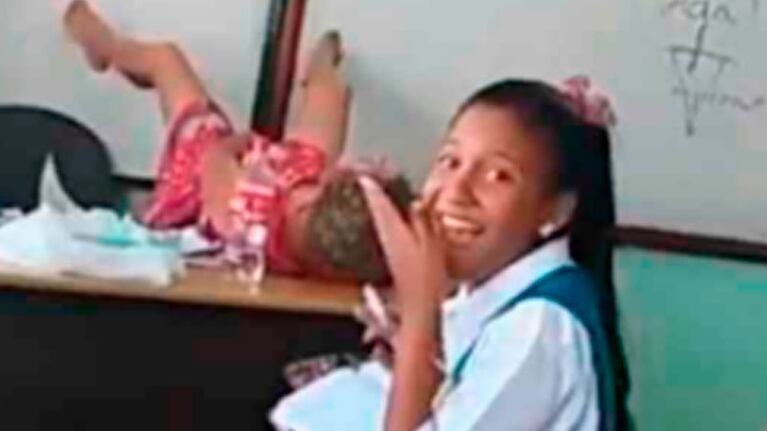 La mastra Teresa Agüelles muestra en el aula lo que pasa en el consultorio.