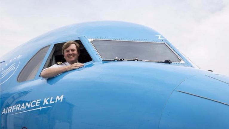 La "máxima" del rey de Holanda: pilotea aviones comerciales de incógnito