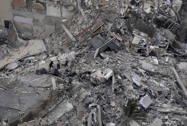 La mayor parte del edificio se desplomó y buscan sobrevivientes. Foto: AFP.