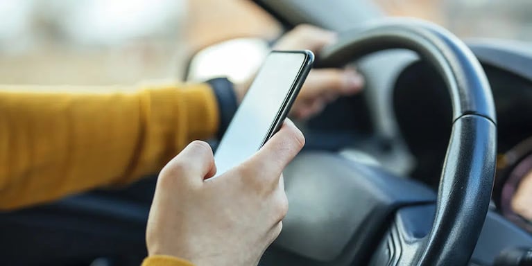 La mayoría de los siniestros viales son causados por distracciones al volante.