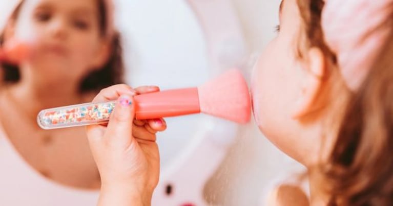 La medida alcanza labiales y una paleta de sombras sin inscripción sanitaria.