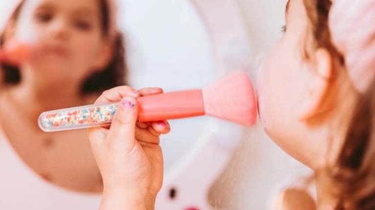 La medida alcanza labiales y una paleta de sombras sin inscripción sanitaria.