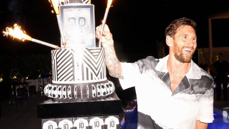 La mega torta con la que Messi festejó sus 38.