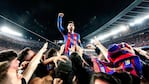 La mejor foto de la noche: así festejó Messi con los hinchas.