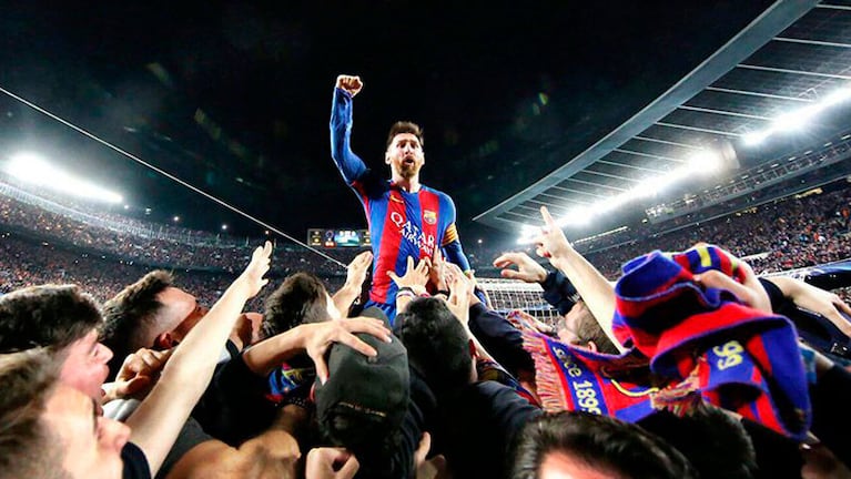 La mejor foto de la noche: así festejó Messi con los hinchas.