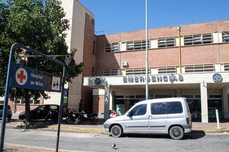 La menor está internada en el Hospital de Niños.