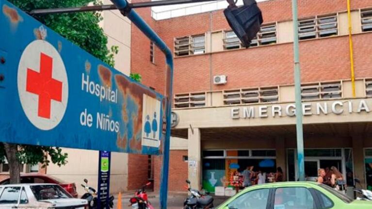 La menor está internada en el Hospital de Niños.