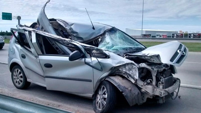 La Meriva quedó destruida y su conductor murió. 