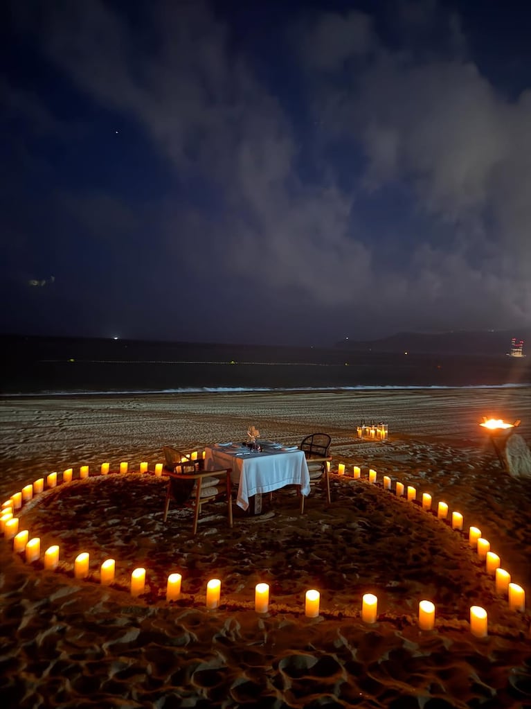 La mesa de una playa desconocida dond , a principios de julio, Tini y Rodrigo de Paul se habrían comprometido.