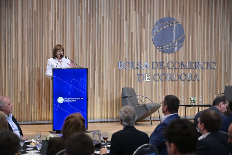 La ministra Patricia Bullrich en el ciclo de coyuntura de la Bolsa de Comercio de Córdoba.