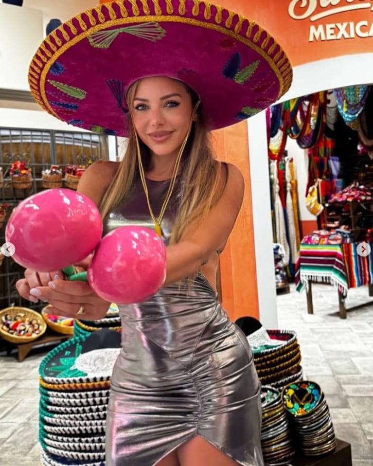 La modelo argentina Evangelina Anderson posando con sombrero mexicano y maracas.