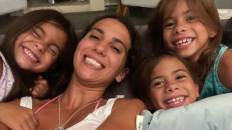La modelo está de vacaciones con sus hijas en Brasil.