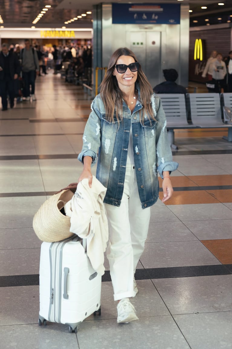 La modelo fue fotografiada en su regreso a la Argentina, en el aeropuerto de Ezeiza.