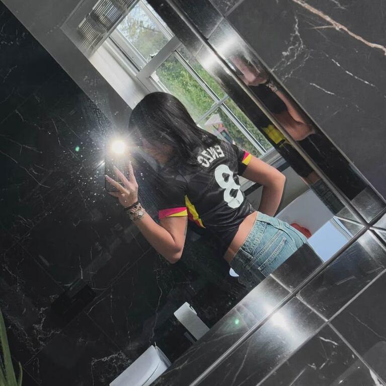 La modelo poso frente al espejo con la camiseta de su pareja a días de reconciliarse. (Foto: Instagram/@valucervantes)