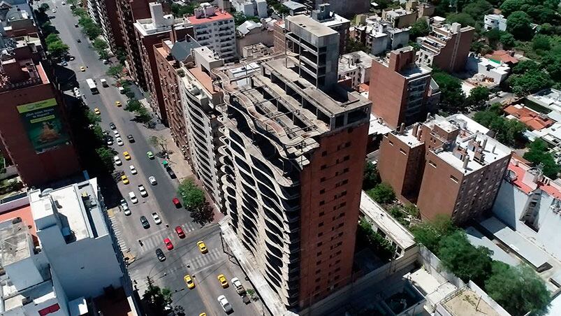 La mole de cemento espera ser terminada desde hace años.