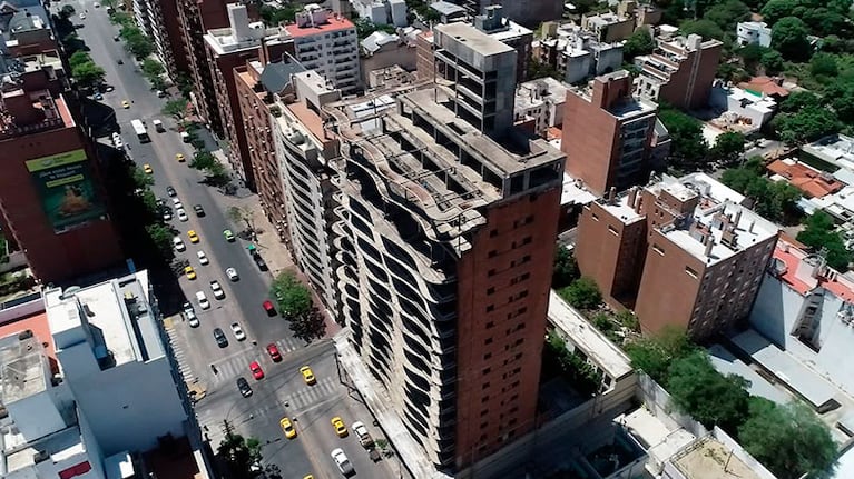 La mole de cemento espera ser terminada desde hace años.