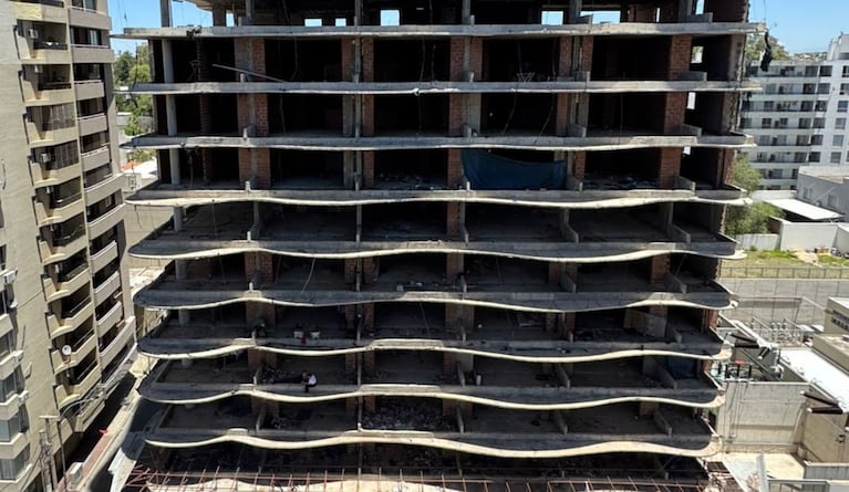 "La mole" lleva años de abandono por incumplir las normas de construcción en Córdoba.