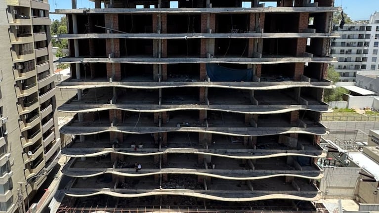 "La mole" lleva años de abandono por incumplir las normas de construcción en Córdoba.
