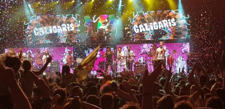 La Mona cantó con Los Caligaris 