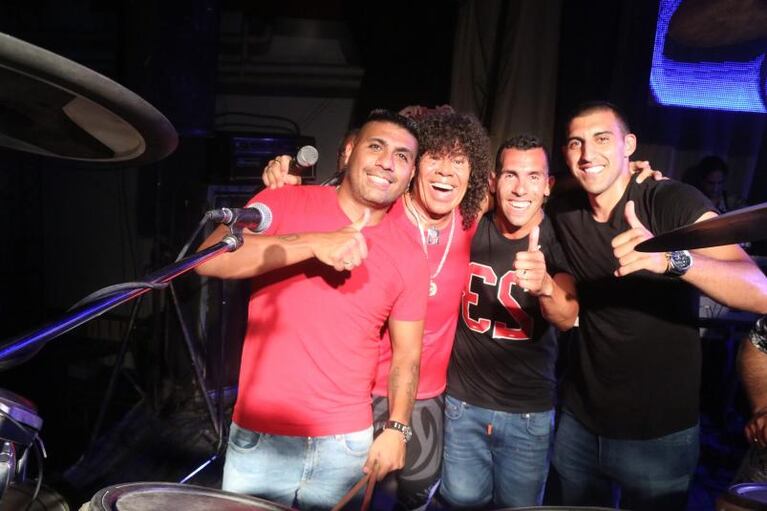 La Mona hizo cantar a Tévez y Wanchope